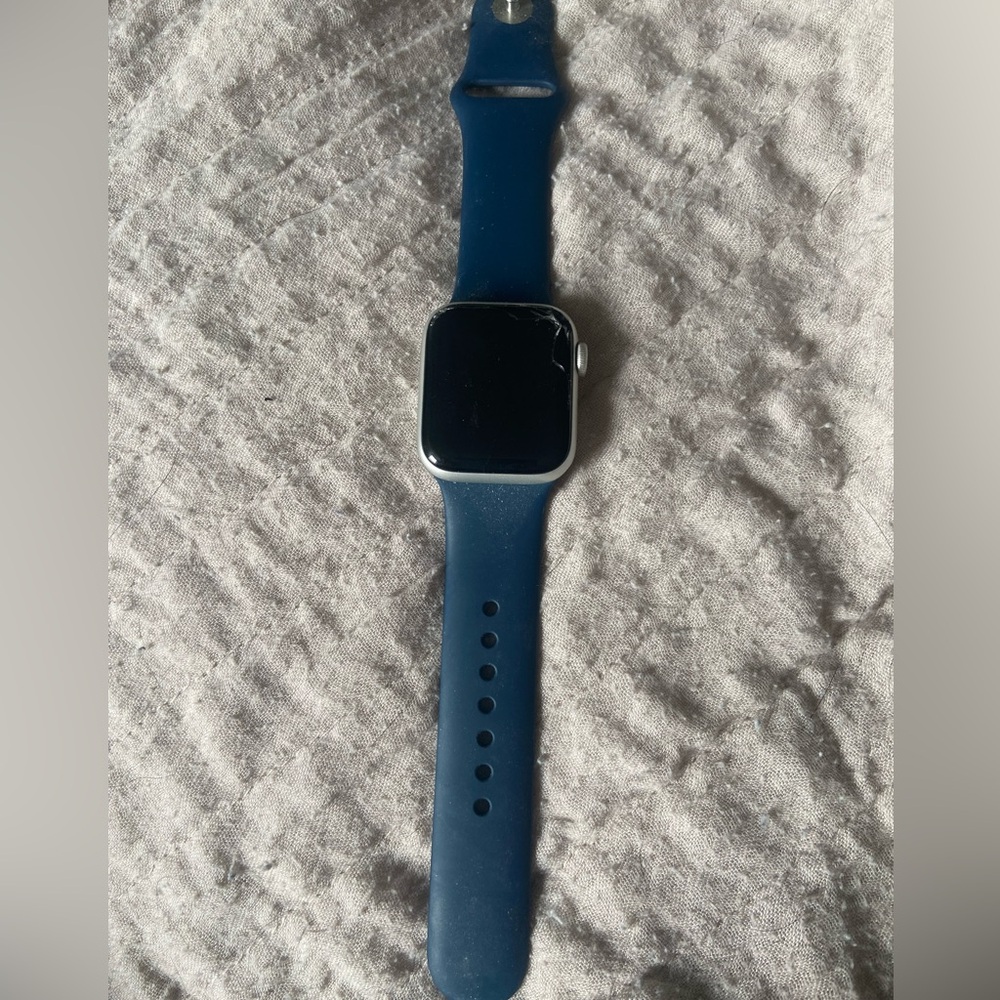 Apple Watch SE! The screen in broken but it still works!